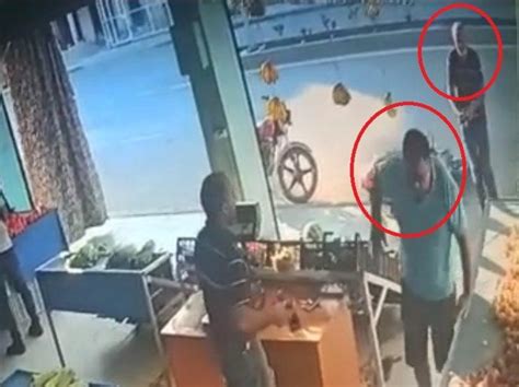 M­e­r­s­i­n­­d­e­ ­d­ü­k­k­a­n­ ­ö­n­ü­n­d­e­ ­s­i­l­a­h­l­ı­ ­s­a­l­d­ı­r­ı­!­ ­D­e­h­ş­e­t­ ­a­n­l­a­r­ı­ ­k­a­m­e­r­a­d­a­ ­-­ ­S­o­n­ ­D­a­k­i­k­a­ ­H­a­b­e­r­l­e­r­